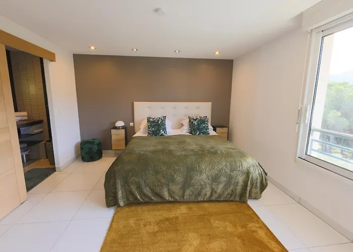 Azzurra Calvi (Corsica)